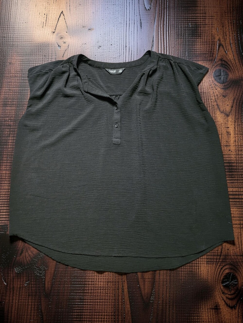 SIMPLY VERA Vera Wang Black Short-Sleeve Henley Camisole. Size XXL.